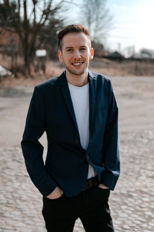 Mátra Márk - Kapcsolat